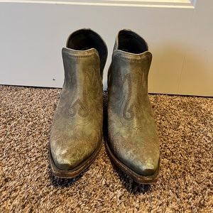 Ariat Dixon booties! Worn twice, like new condition!